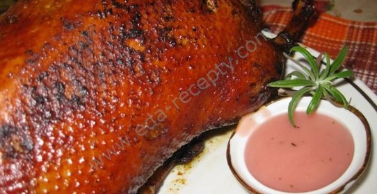 Утка с черносливом и яблоками запеченная целиком