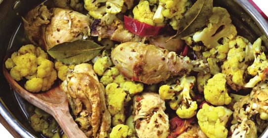 Курица по-бенгальски с картофелем и цветной капустой