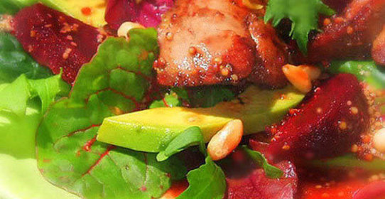 Салат с куриной печенью, свеклой и авокадо