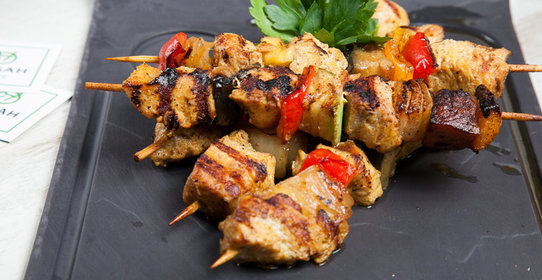 Шашлык из куриных грудок с овощами