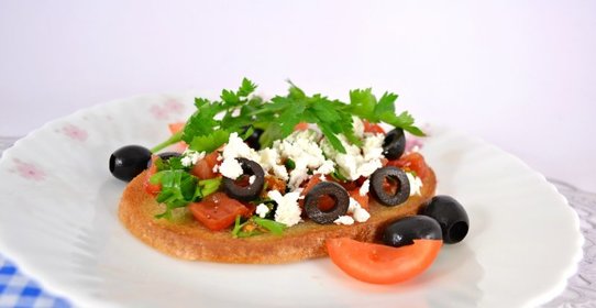 Гренки с помидорами, оливками и фетой