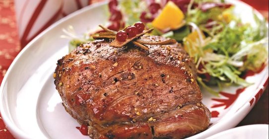 Свинина с брусничным соусом