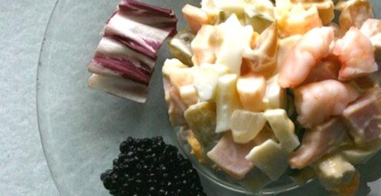 Оливье с креветками и каперсами