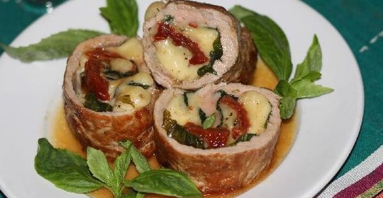 Свиная вырезка Капрезе фаршированная вялеными томатами, моцареллой и базиликом