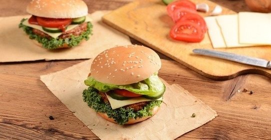 Бургер с говядиной и овощами