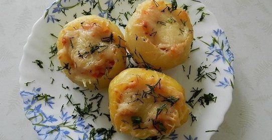 Картофель фаршированный ветчиной и сыром
