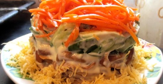Салат с курицей, и грибами, и огурцами