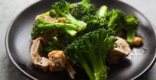 Курица с брокколи и миндалем