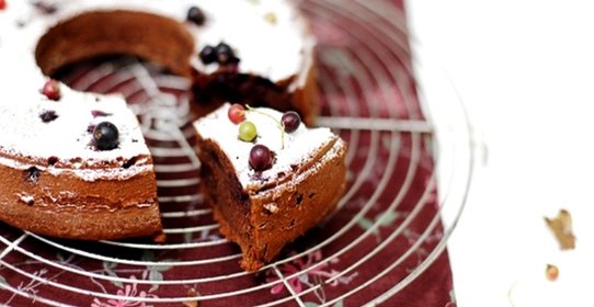 Шоколадный кекс со смородиной