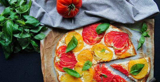 Слоеный пирог с козьим сыром и помидорами