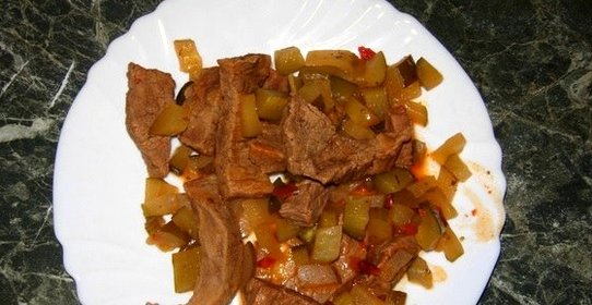 Говядина, тушеная с огурцами