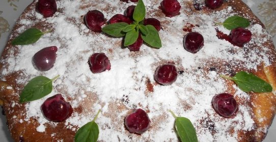 Шарлотка с вишней