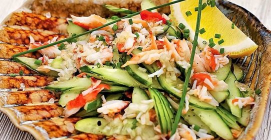 Крабовый салат с огурцами