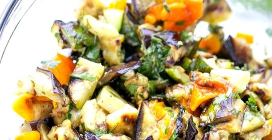 Салат из печеных баклажанов и перцев