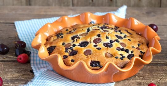 Простой пирог с черешней и черникой