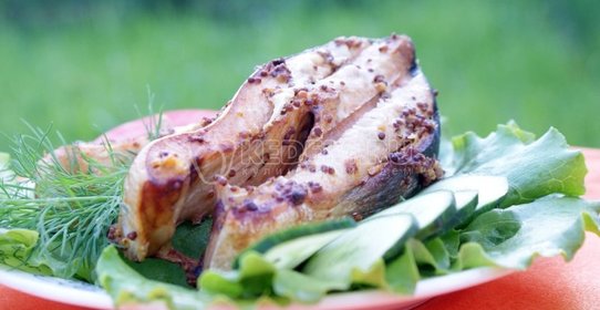 Ломтики красной рыбы с зернистой горчицей