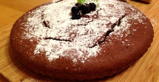 Пирог из кукурузной муки с черной смородиной