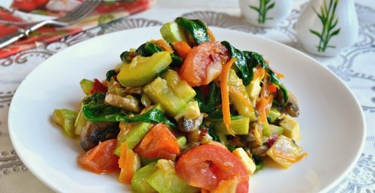 Овощное рагу со шпинатом, грибами и брынзой на сковороде