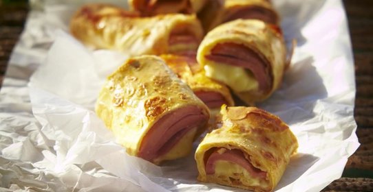 Быстрый рулет с колбасой и сыром