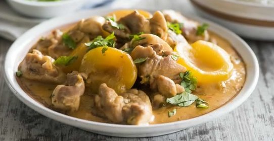 Курица с абрикосами в кокосовом соусе