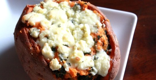 Запеченный сладкий картофель с луком и сыром