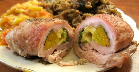 Рулетики из свинины с сыром, зеленью и персиками