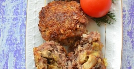 Запеченные котлеты с грибами и сыром