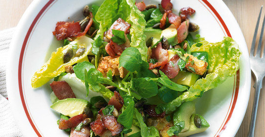 Салат с беконом, сухариками и шпинатом