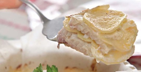 Судак с картофелем в сметанном соусе