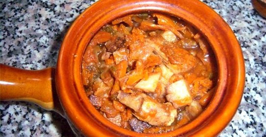 Азу из свинины в горшочках