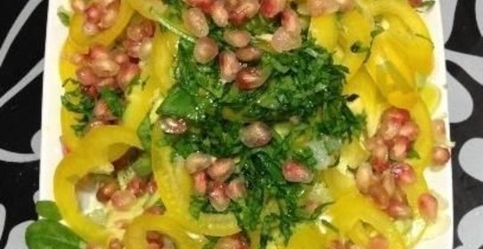 Салат зеленый с гранатом