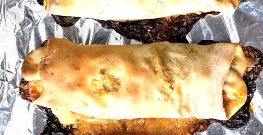 Стромболи с брокколи, салями и сыром