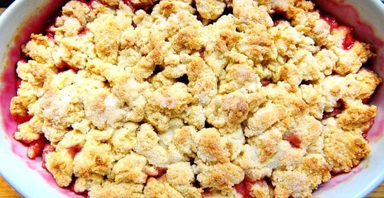 Пирог из ревеня с миндальным экстрактом