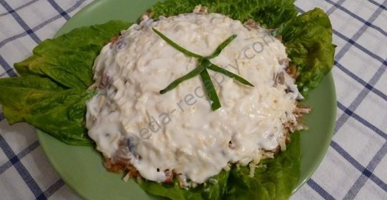 Салат с солеными грибами и сыром