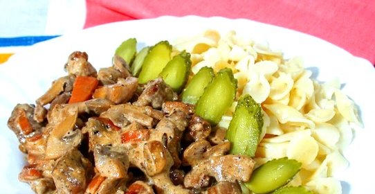 Говядина с грибами и сметаной
