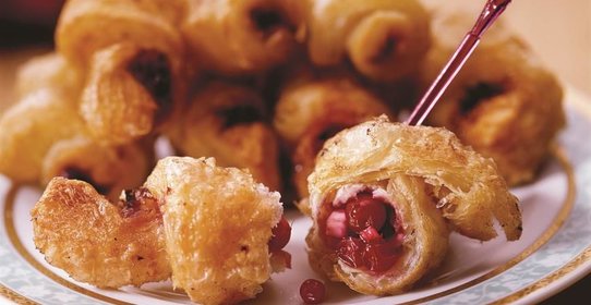 Рулетики с брусникой и козьим сыром