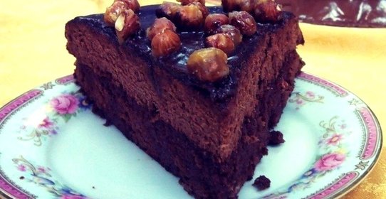 Бисквитный шоколадный торт с карамелизованным фундуком