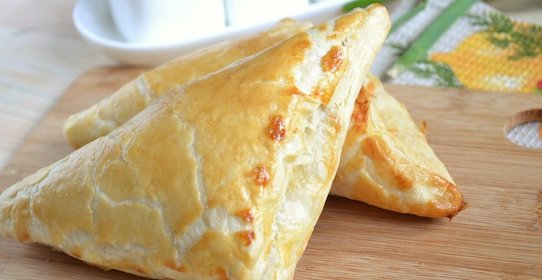 Хачапури с сыром из слоеного теста