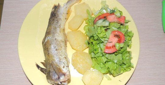 Навага с картофелем и овощным салатом