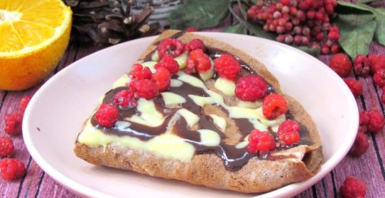 Тонкие шоколадные блины с лимонным кремом и малиной