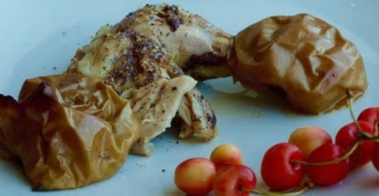 Курица с яблоками в мускатном орехе.