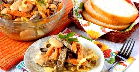 Салат с фасолью и печенью