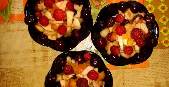 Фруктово-ягодный салат Дары лета