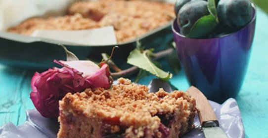 Сливовая шарлотка со штрейзелем