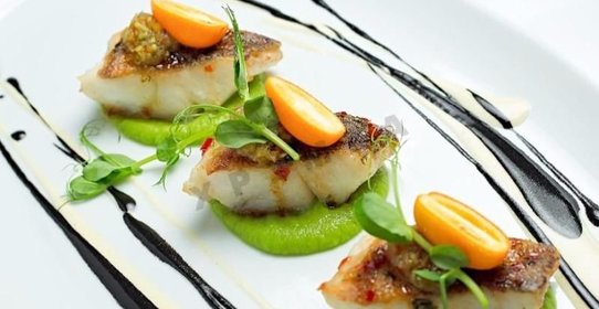 Судак с пюре из зелёного горошка и соусом бербланше