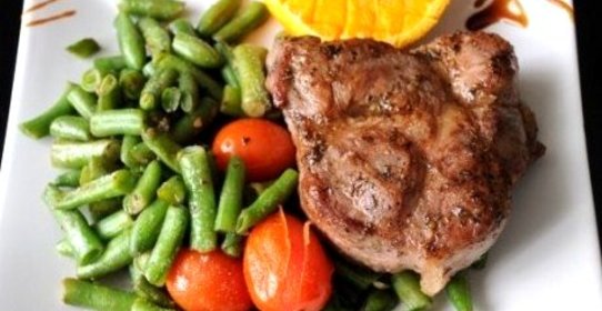 Свинина с карамелизированным картофелем и красными апельсинами