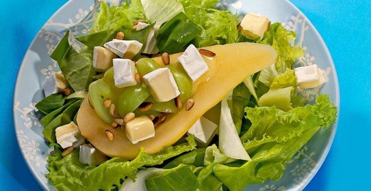 Салат с грушами и виноградом
