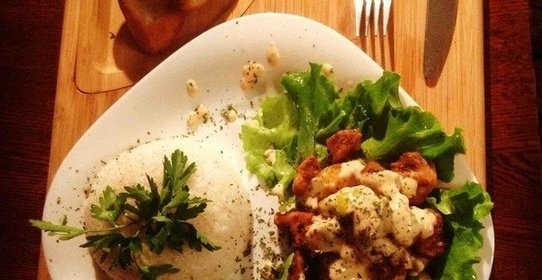 Сочная говядина с яблоками под сырным соусом