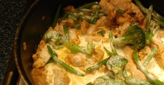 Куриная грудка с брокколи в сливочном соусе
