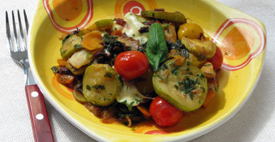 Овощное рагу с листьями свеклы и моцареллой